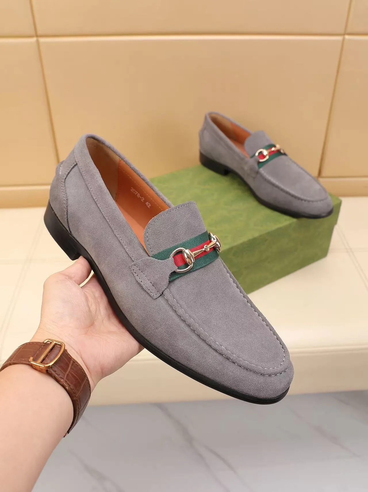 Men's men's shoes 💰440 🆘【GUCCI】Gucci ·🐂里· Hot-selling beanie shoes, top brand luxury, top quality, latest fashion beanie shoes.. The upper is made of original high mercerized smooth cow suede. (Full top-layer water-dyed 🐂 leather and lining). The original stylish and stylish soft rubber wear-resistant and non-slip outsole is light and comfortable on the foot, available in 3 colors! Matching code: 39-45 (38.46. Customized)